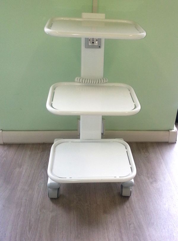 Carrello chirurgico elettrificato a tre ripiani